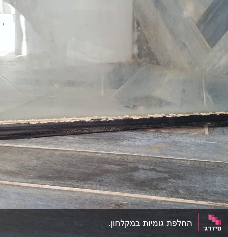 זכוכית עם מסגרת שחורה על רצפת עץ